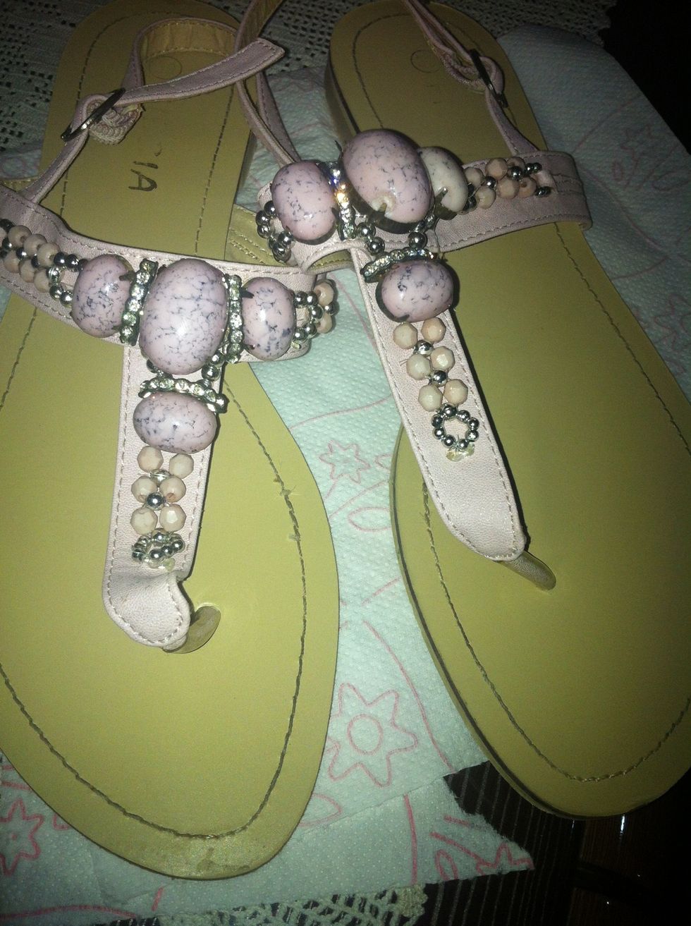 Somebody gave me this sandals, bot i really dont like them... So i thought i could change them