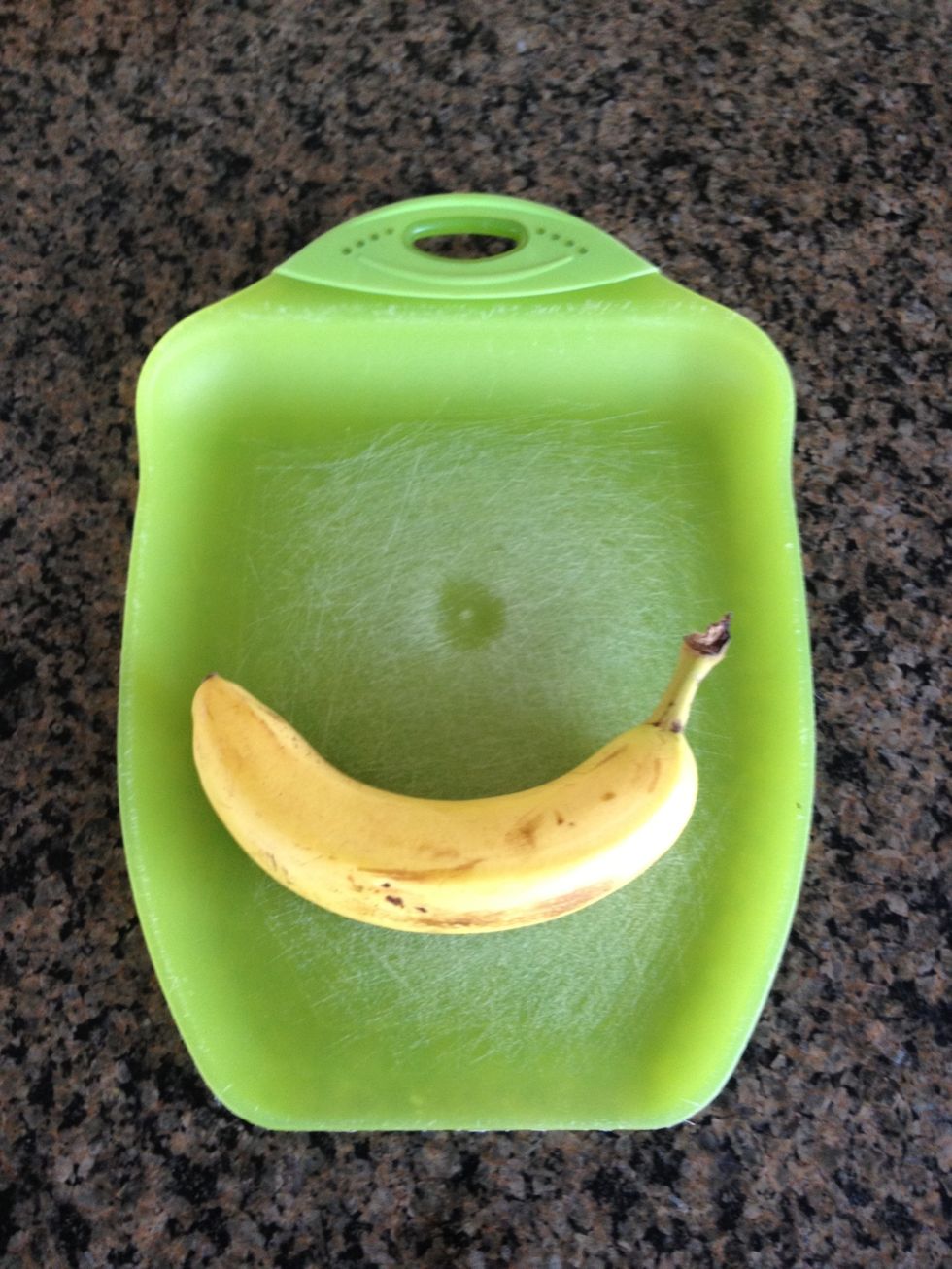 Sometimes you need a quick pie. Start by placing a banana so it looks like a smile as seen above. With that out of the way, move on.