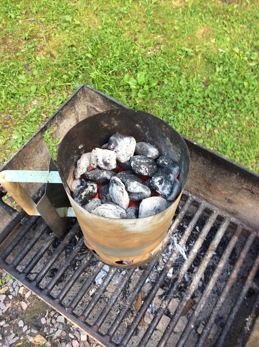 Sometimes you need to shake the chimney a bit to stir up the coals. Be very careful, this is extremely hot !!!! These coals are ready to use.