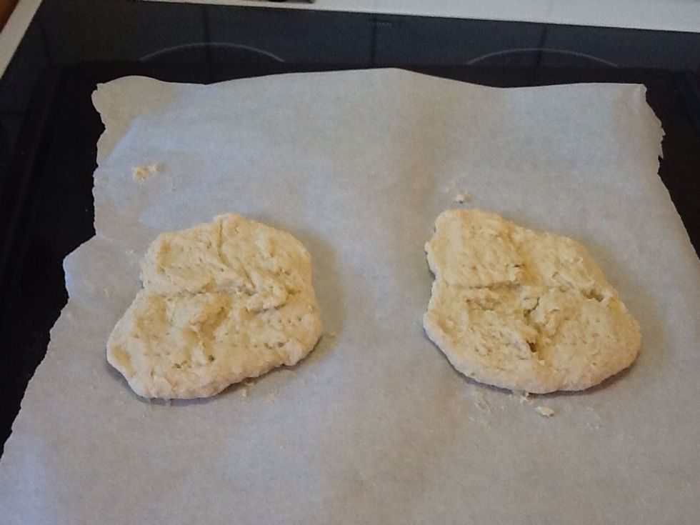 Soon are they going into the oven but first should you cut a cross for it is easier to break, and then small air holes. Then into the furnace.