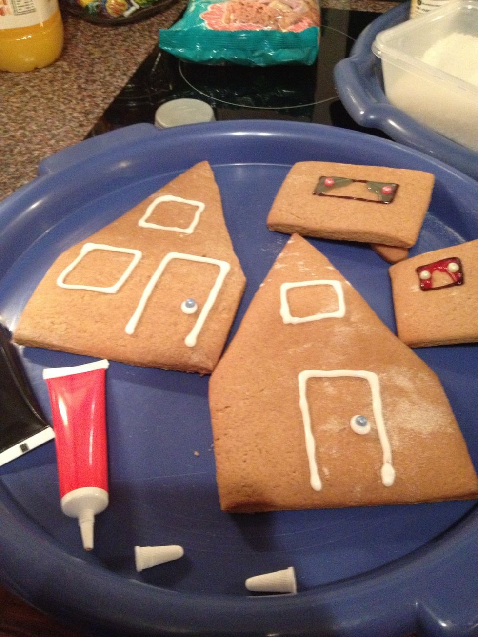 Sorry for the lack of photos, royal icing dries FAST!