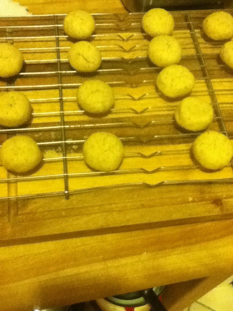 Sorry for the lightning but the cookies will look like this when they are out of the oven and you want to transfer them to cooling racks.