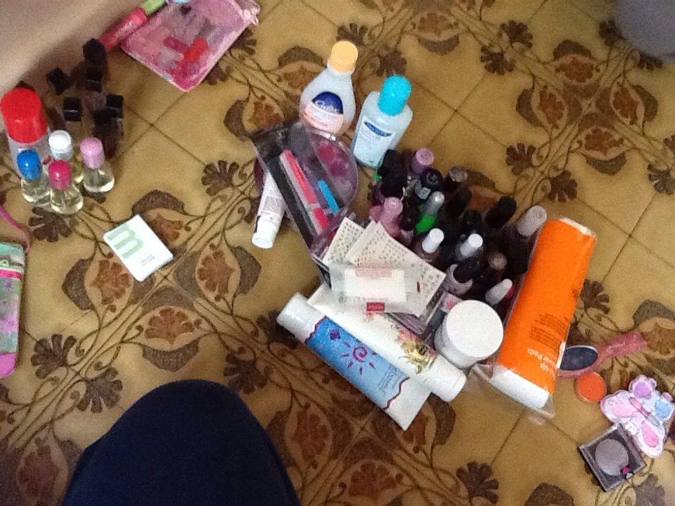 Sort all your makeup into piles/sections. Hand nail- hair (the green bag on the very left)-perfume/deoderant- and eye makeup. Tap pic to see better
