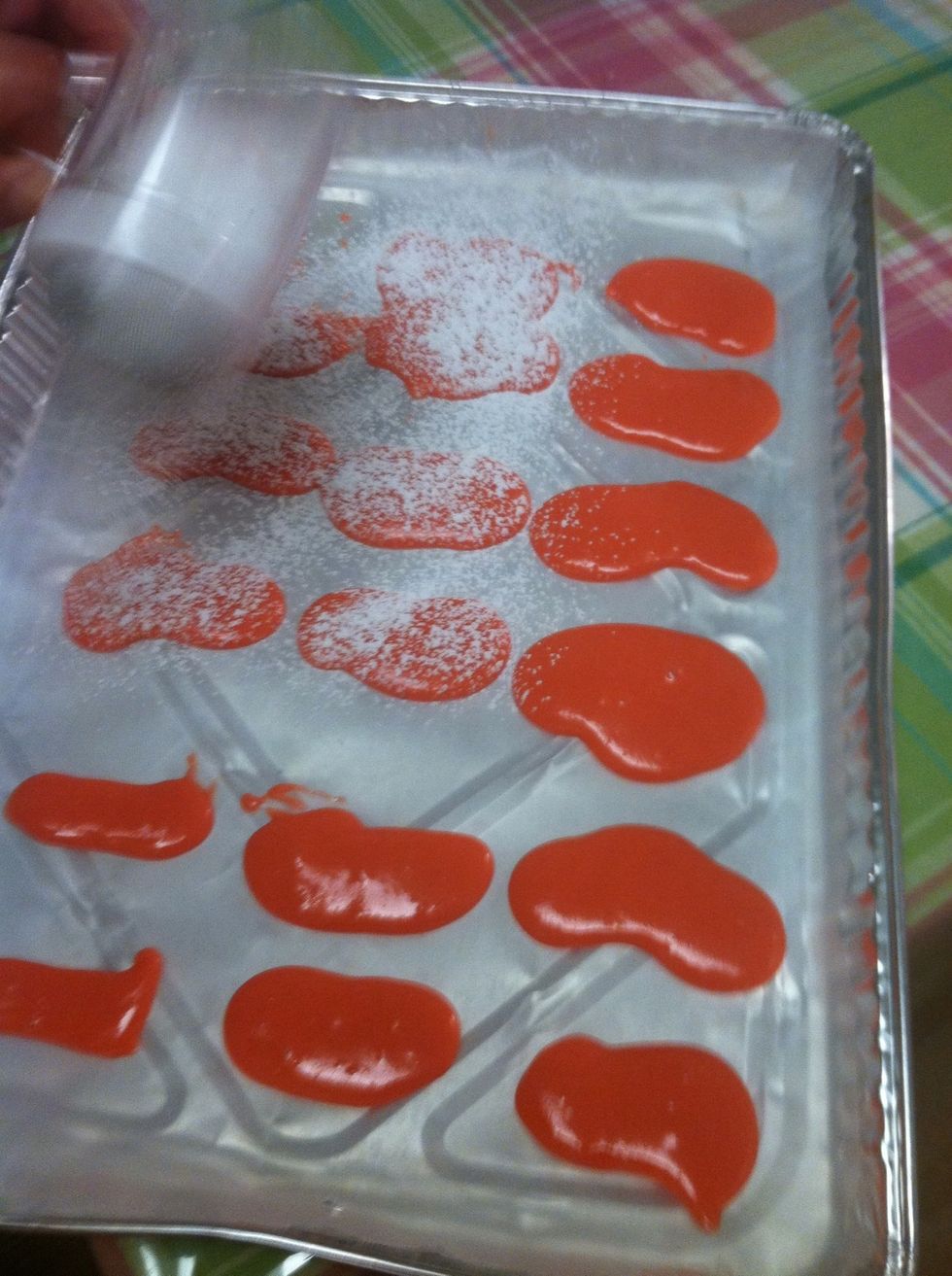 Sortir du four, ajouter plus de sucre en poudre, mettre au four pendant 15 minutes