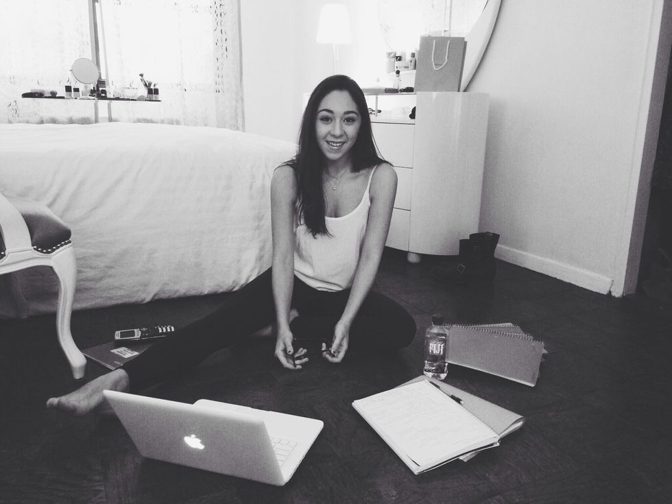 Soy Gabriella Mueller. Tengo diecis\u00e9is a\u00f1os. Vivo con mi madre Mirian, y mi hermana Katia.