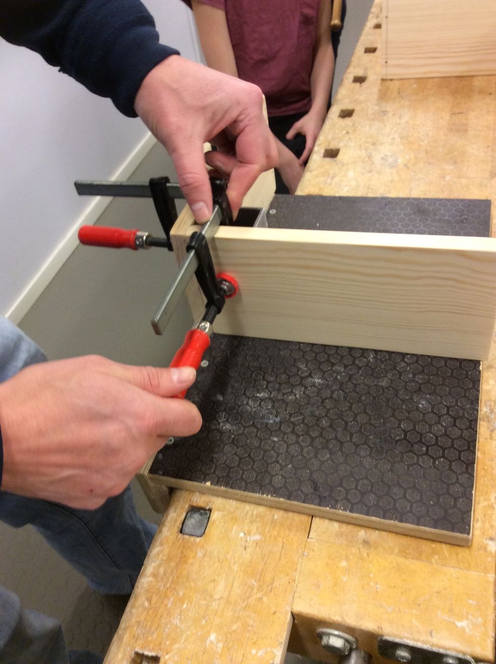 Sp\u00e4nn fast br\u00e4dorna med skruvtvingarna i monteringspelaren.