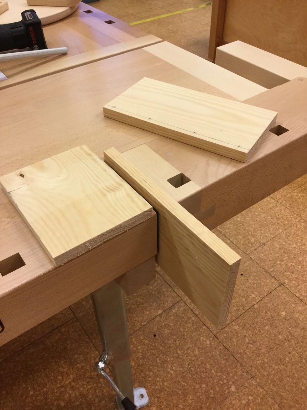 Sp\u00e4nn fast den andra tr\u00e4biten i b\u00e4nken lika h\u00f6gt upp som den du borrat i \u00e4r tjock! Ta hj\u00e4lp av en extrabit som har samma tjocklek.