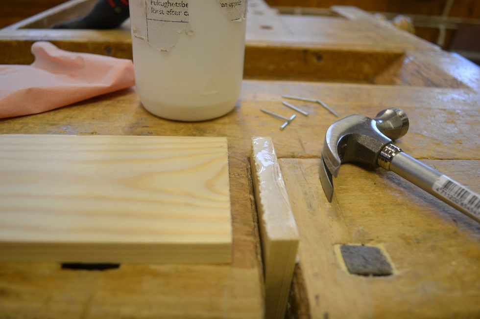 Sp\u00e4nn fast den ena korta br\u00e4den i din b\u00e4nk s\u00e5 att den sticker lika mycket som en br\u00e4da (se bild). Anv\u00e4nd den andre br\u00e4dan som m\u00e5tt. L\u00e4gg p\u00e5 lagom mycket tr\u00e4lim och stryk ut med fingret.