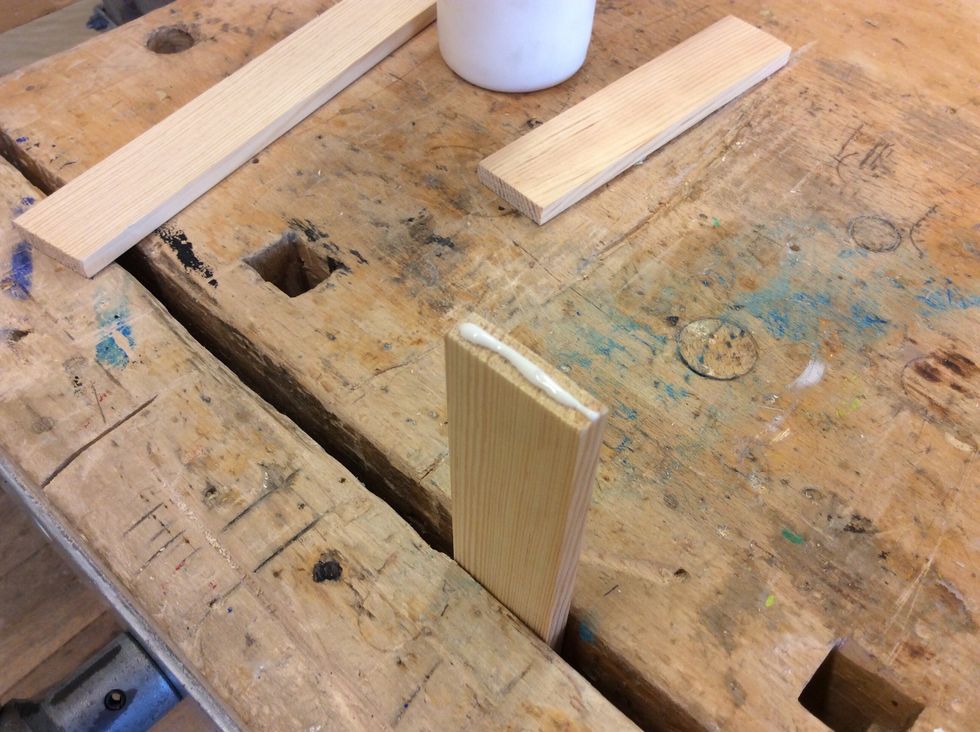 Sp\u00e4nn fast din bit i b\u00e4nken. L\u00e4gg lim p\u00e5 \u00e4nden.