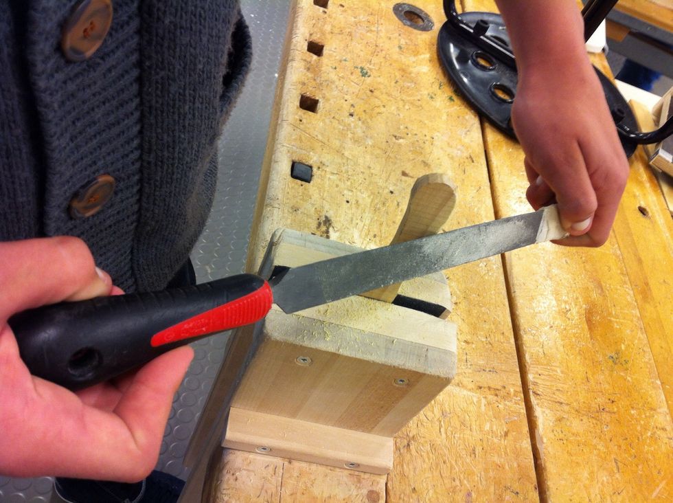 Sp\u00e4nn fast din Sm\u00f6rkniv i filkl\u00e4mman och fila till formerna s\u00e5 den blir s\u00e5 som du vill ha den.