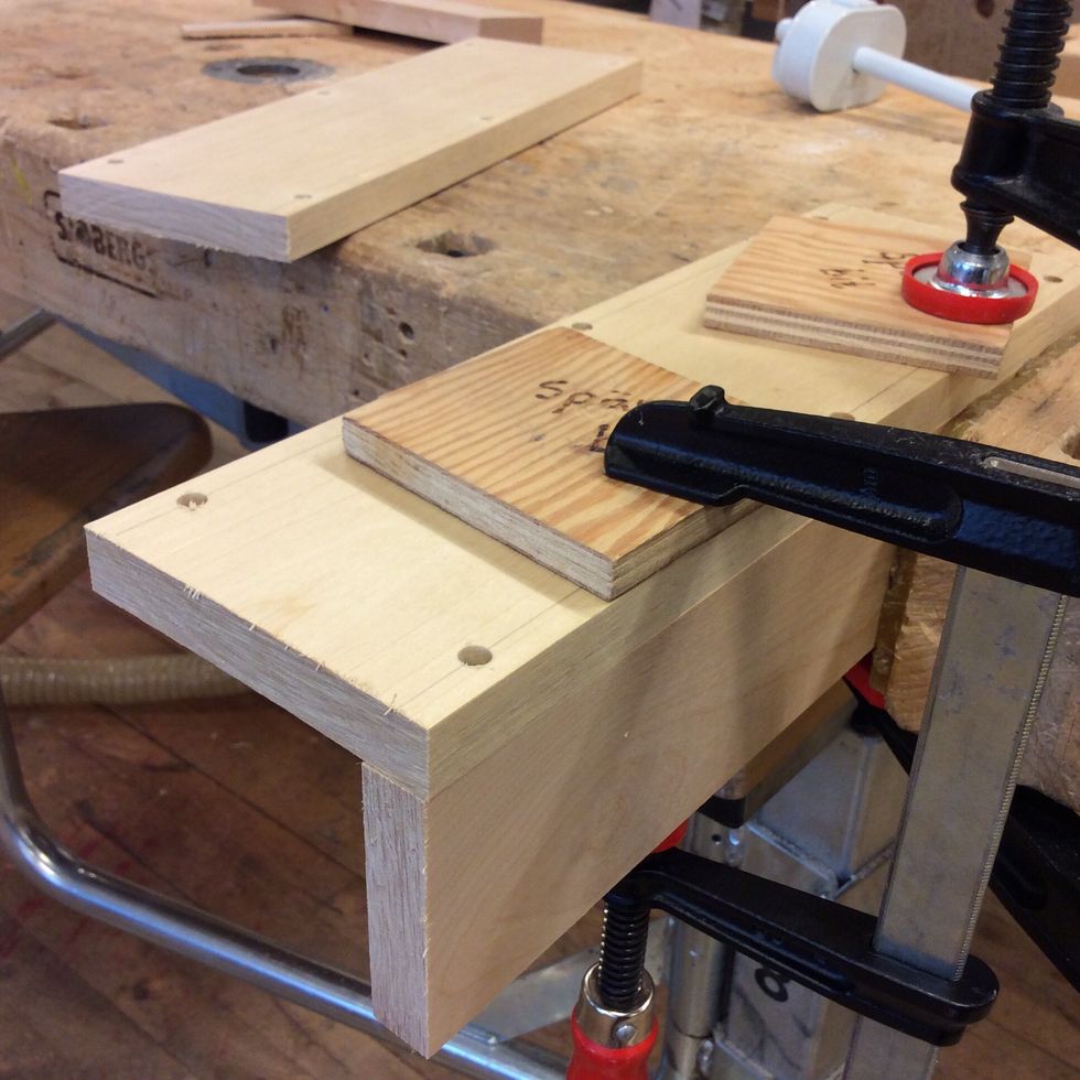 Sp\u00e4nn fast dina delar med skruvningar n\u00e4r du skall sammanfoga. Anv\u00e4nd skyddsbitar f\u00f6r att inte f\u00e5 m\u00e4rke n\u00e4r du sp\u00e4nner fast.