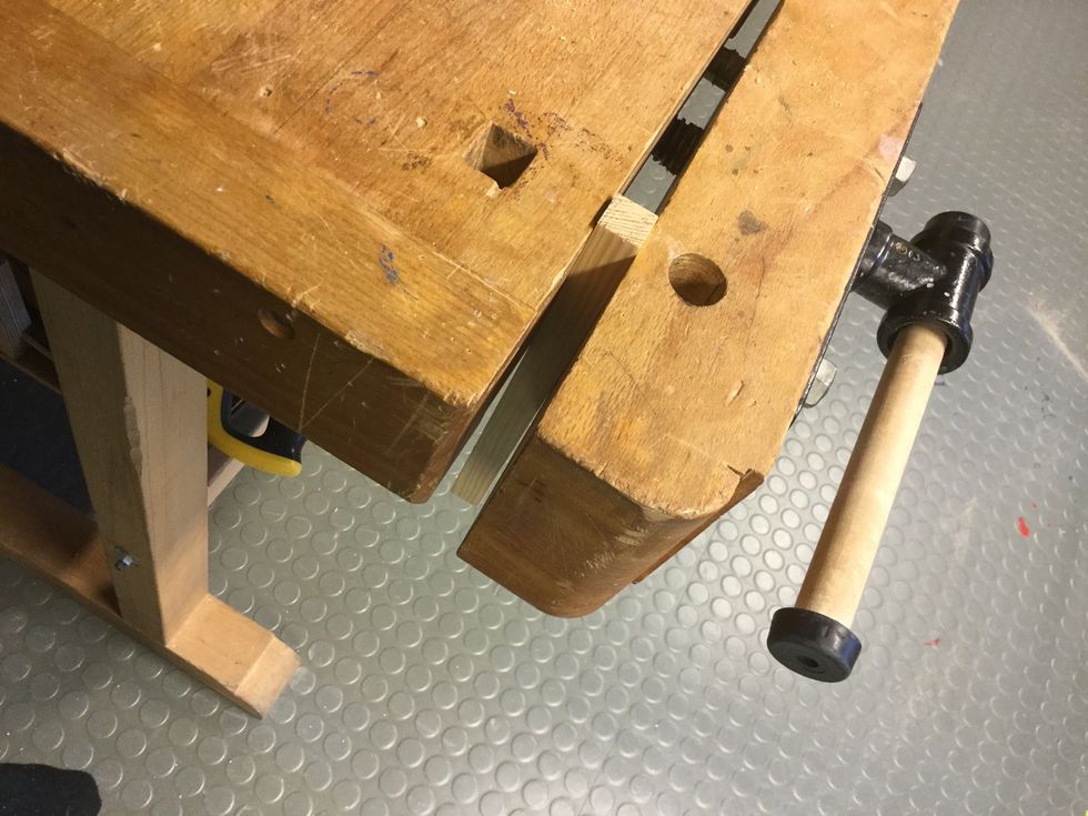 Sp\u00e4nn fast en av de korta bitarna i b\u00e4nken.