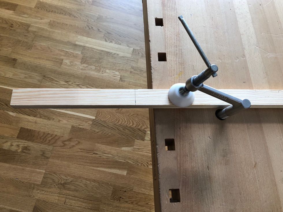 Sp\u00e4nn fast f\u00f6rst den ena och sen den andra plankan p\u00e5 b\u00e4nken med b\u00e4nktvingen. Sp\u00e4nn fast med markeringen n\u00e4ra b\u00e4nken. (Skruvtving funkar ocks\u00e5)