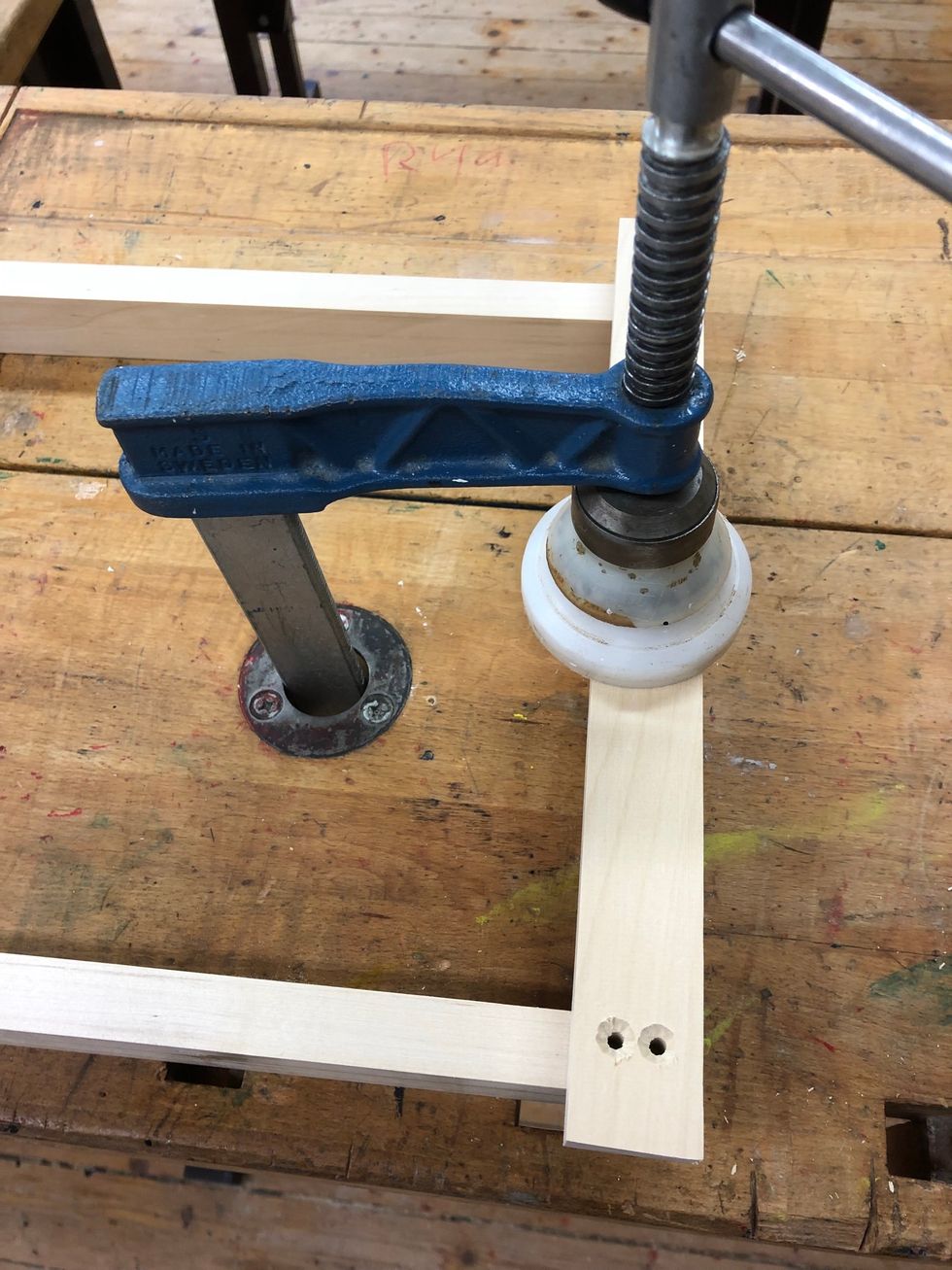 Sp\u00e4nn fast f\u00f6rsta br\u00e4dan och kontrollera s\u00e5 det blir 90 grader i h\u00f6rnen