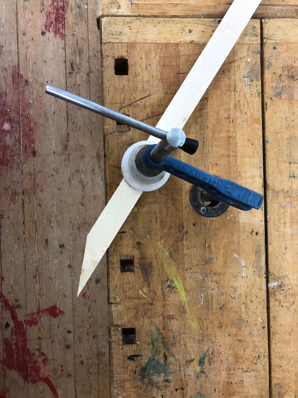 Sp\u00e4nn fast i b\u00e4nken och s\u00e5ga l\u00e4ngs strecket.