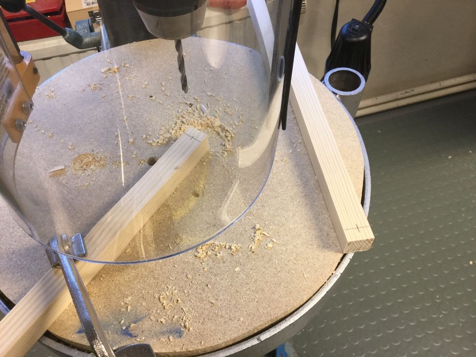 Sp\u00e4nn fast i pelarborren och borra h\u00e5l i krysset.