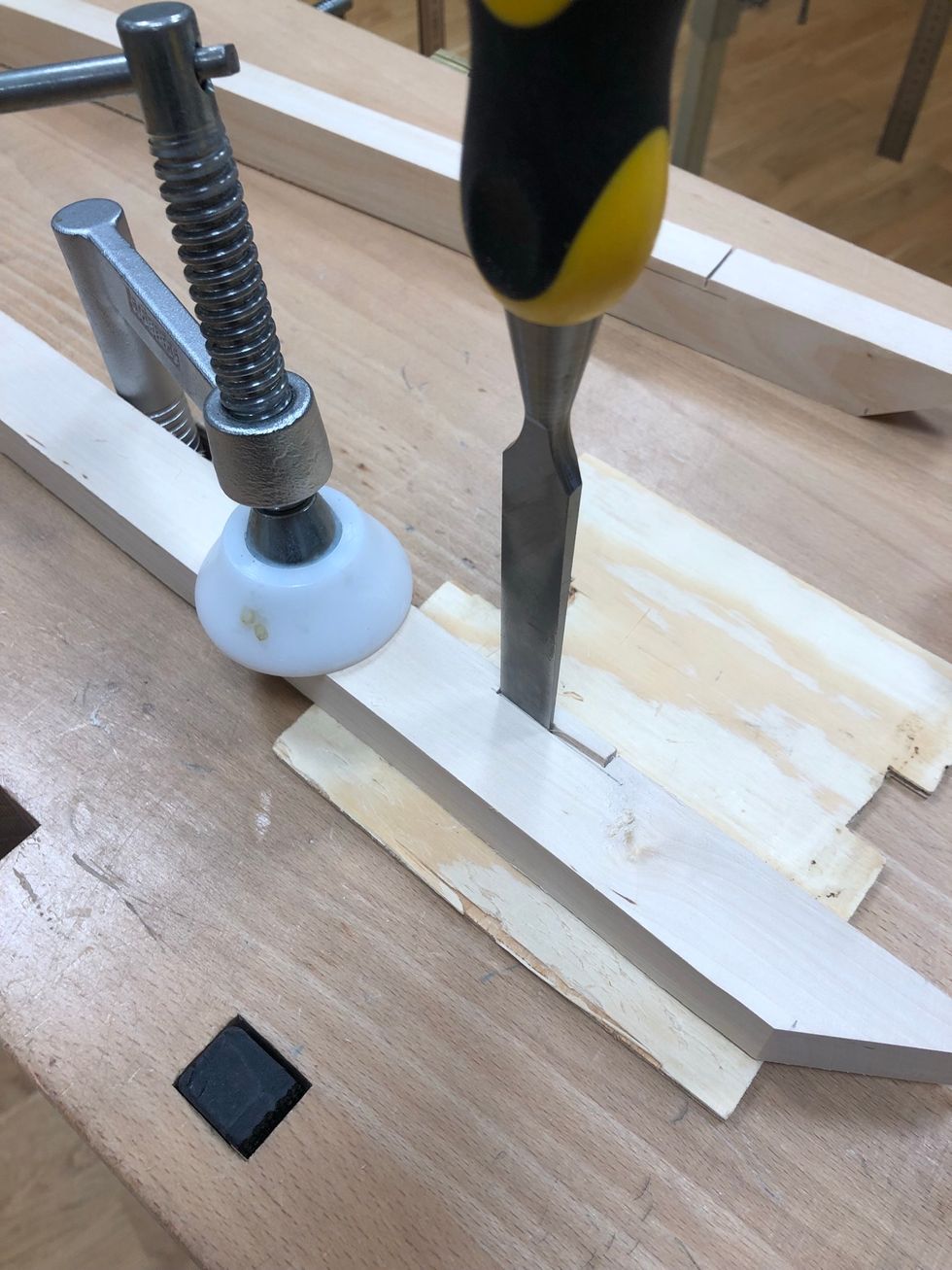 Sp\u00e4nn fast med b\u00e4nkhaken. Hugg en bit innanf\u00f6r linjen