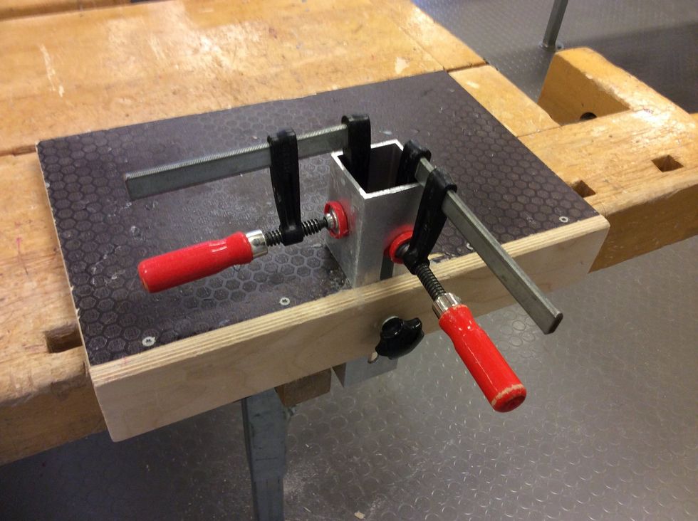 Sp\u00e4nn fast monteringspelaren i hyvelb\u00e4nken.