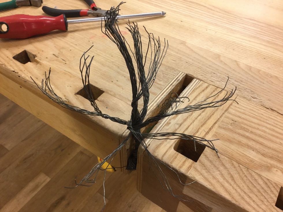 Sp\u00e4nn fast p\u00e5 andra h\u00e5llet med stammen ned. Forma tr\u00e4dkronan genom att tvinna tr\u00e5dar om varann. B\u00f6rja med m\u00e5nga tr\u00e5dar f\u00f6r att g\u00f6ra stora grenar och ta sen f\u00e4rre tr\u00e5dar f\u00f6r att g\u00f6ra tunna grenar.