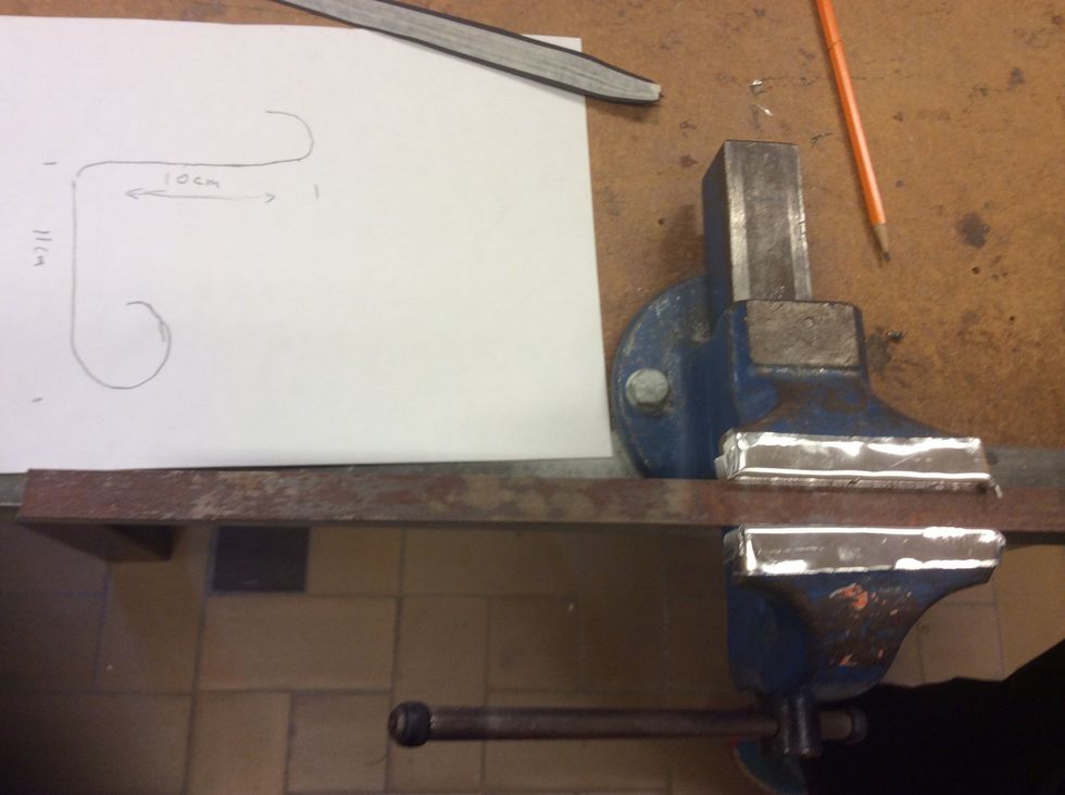 Sp\u00e4nn fast plattj\u00e4rnet p\u00e5 detta s\u00e4tt i skruvstycket.