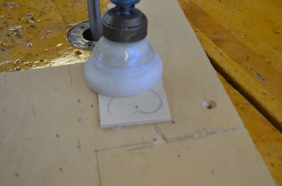 Sp\u00e4nn fast plywoodbiten p\u00e5 skr\u00e4pbiten med hj\u00e4lp av b\u00e4nktvingen.