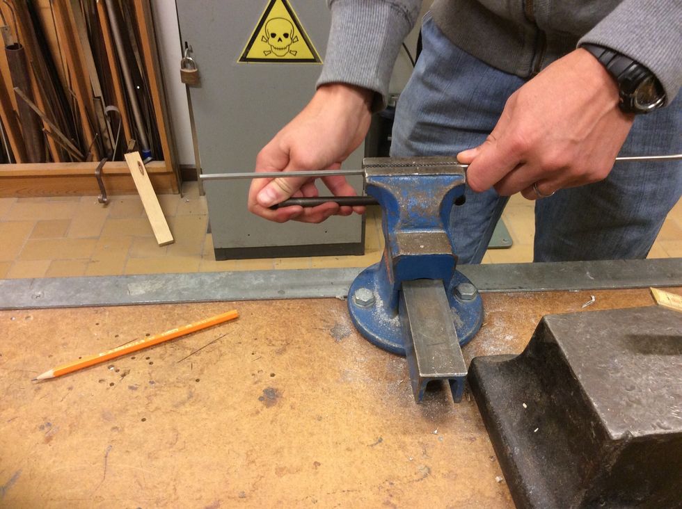 Sp\u00e4nn fast rundst\u00e5ngen i b\u00e4nkstycket.