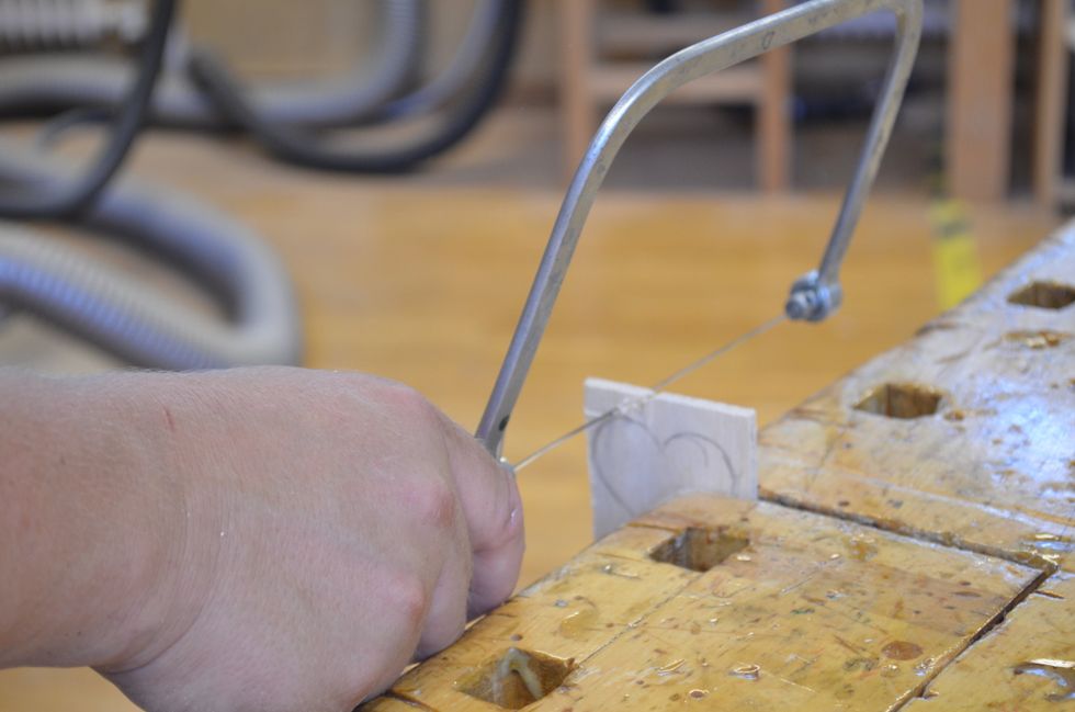 Spa\u0308nn fast i ba\u0308nken och sa\u030aga ut formen. Om du vill kan du anva\u0308nda en filkla\u0308mma.!