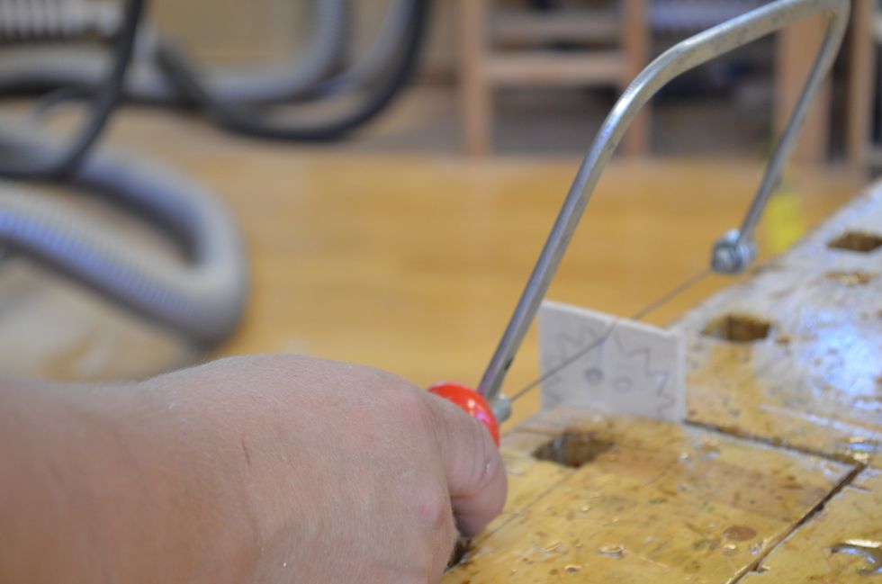 Spa\u0308nn fast i ba\u0308nken och sa\u030aga ut formen. Om du vill kan du anva\u0308nda en filkla\u0308mma.