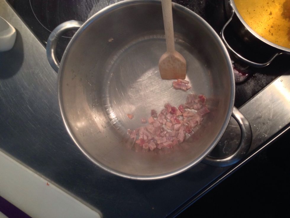 Speckw\u00fcrfel in Oliven\u00f6l anbraten und dann in Sch\u00e4lchen beiseitestellen.