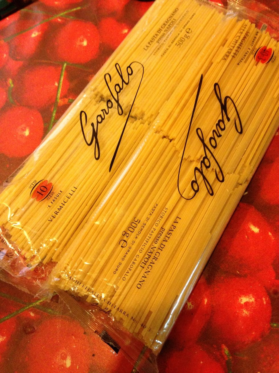 Spezzare gli spaghetti a met\u00e0