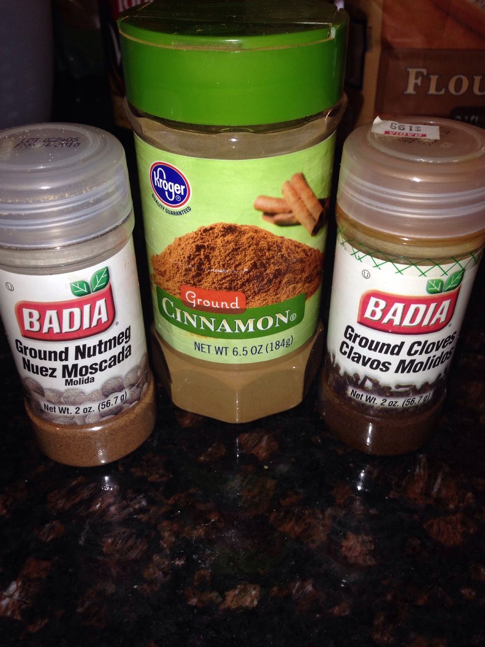 Spices for cheese cake : 1/8 tsp cloves, 1/8 tsp nutmeg, 1/2 tsp ground cinnamon. Mix them together in small dish until well blended.