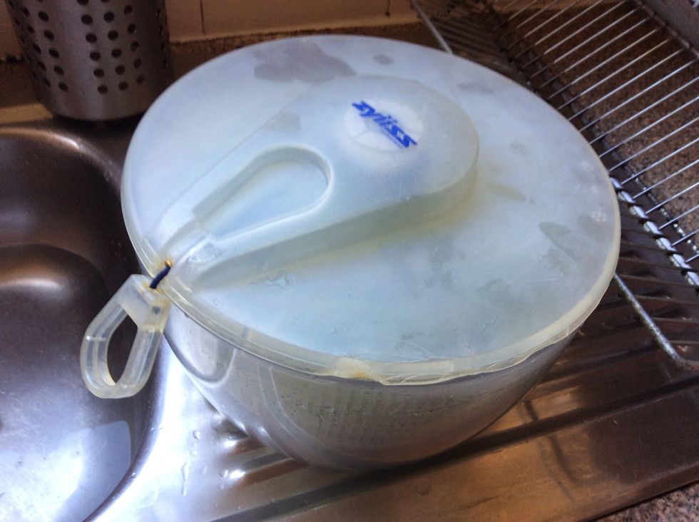 Spin the lettuce in the salad spinner