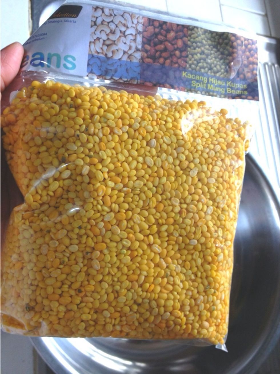 Split mung beans are often used for sweet filling, i.e: mooncakes. Split mung beans or skinless, often called as mung dal. This type is quick to cook, and comes in bright color too! :)