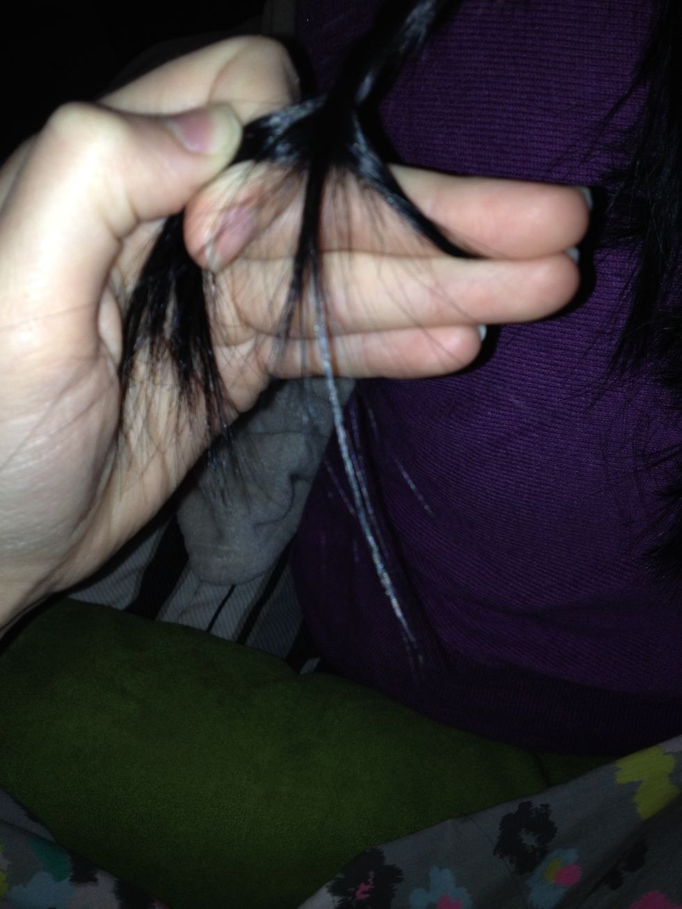 Split the end into three sections making the middle the smallest join the two side ones together and pull up ( see next step)