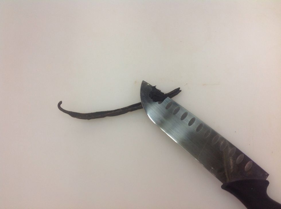 Split you vanilla bean and scrape the inside to remove the pulp that you'll add to your custard.