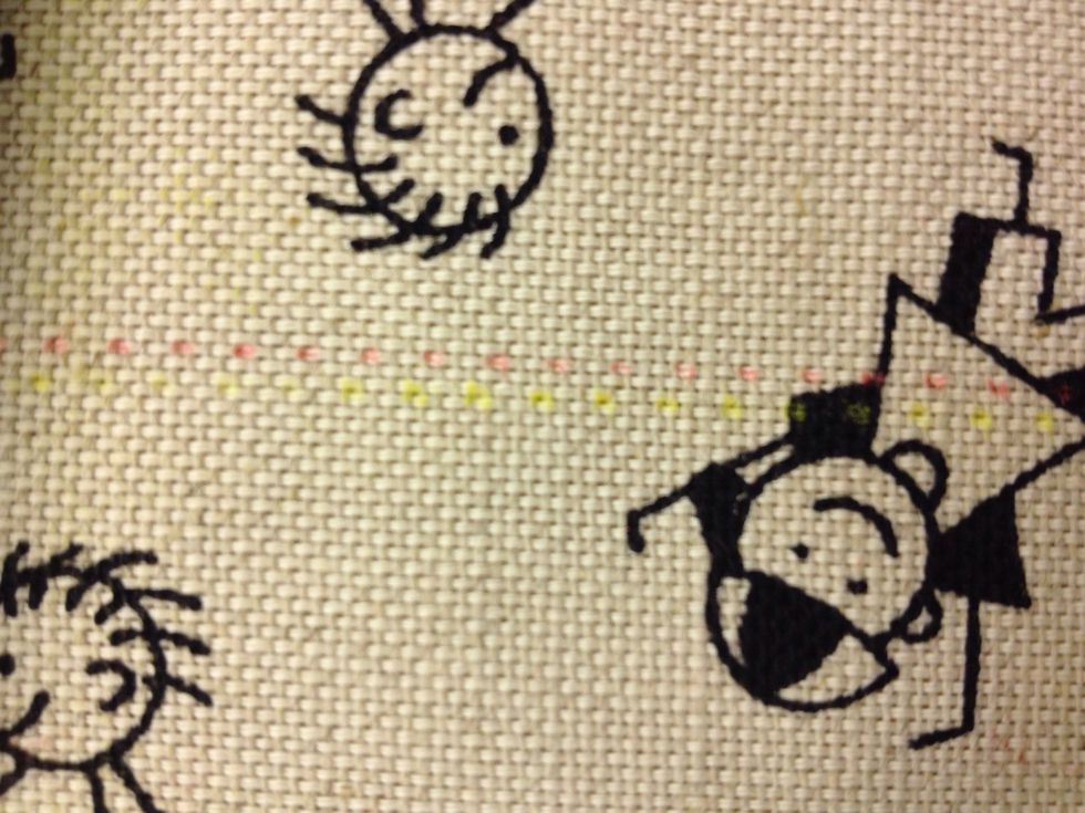 Sporren l\u00e4mnar en liten linje p\u00e5 tyget d\u00e4r handtagen ska sitta.