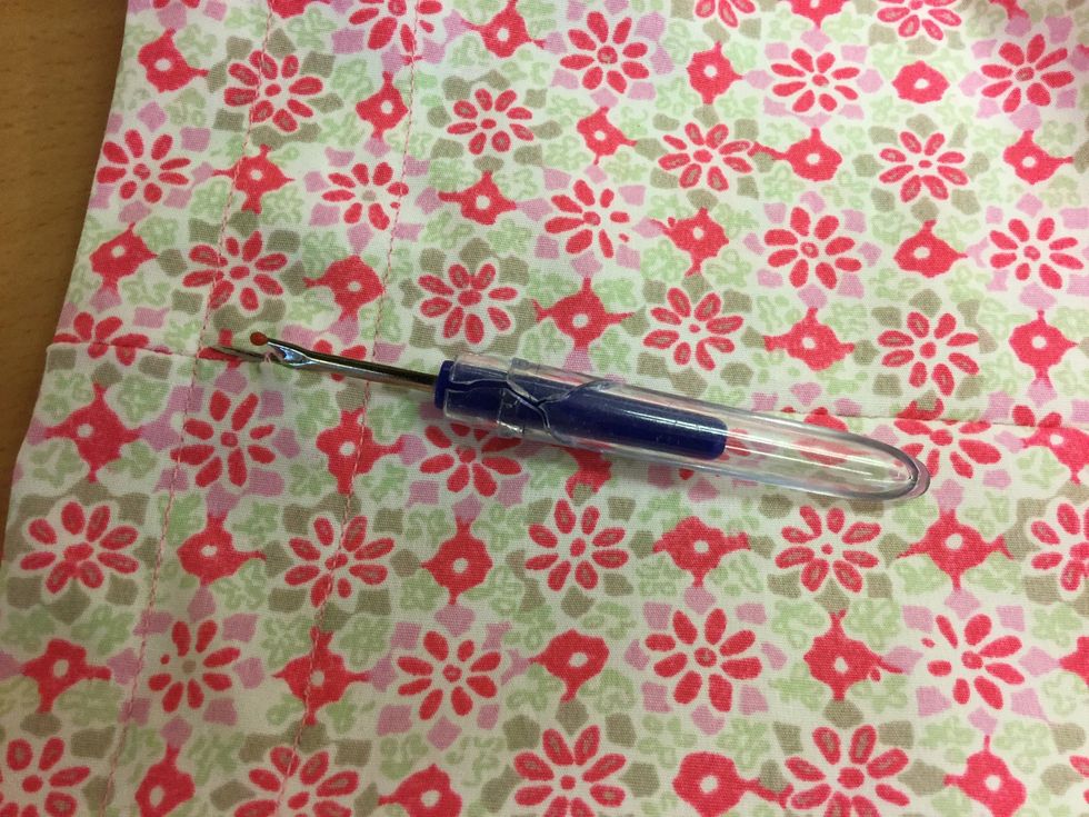 Spr\u00e4tta ett h\u00e5l vid b\u00e5da sidorna. P\u00e5 r\u00e4tsidan ( mellan den \u00f6vre och undre s\u00f6mmen)