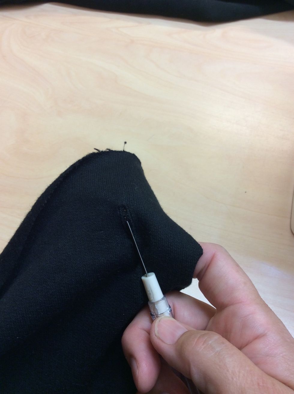 Spr\u00e4tta f\u00f6rsiktigt upp h\u00e5let med en spr\u00e4ttkniv.