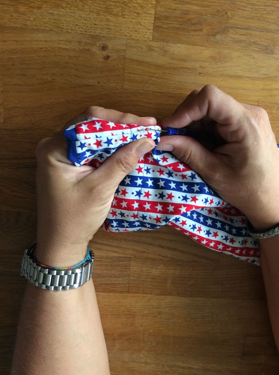 Spr\u00e4tta kants\u00f6mmen i yttertyget mellan de 2 s\u00f6mmarna p\u00e5 b\u00e5da sidorna.