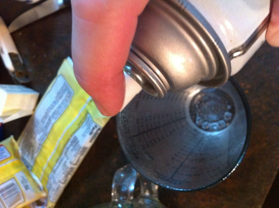 Spray measure cup for marshmallow creme.