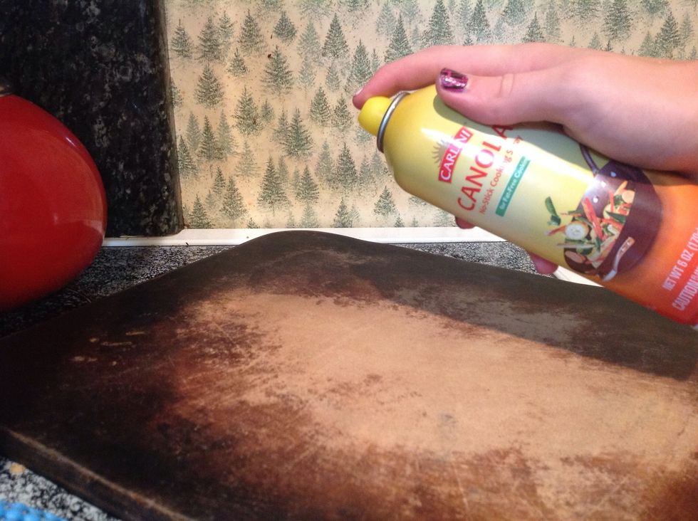 Spray non-stick oil onto the baking sheet.