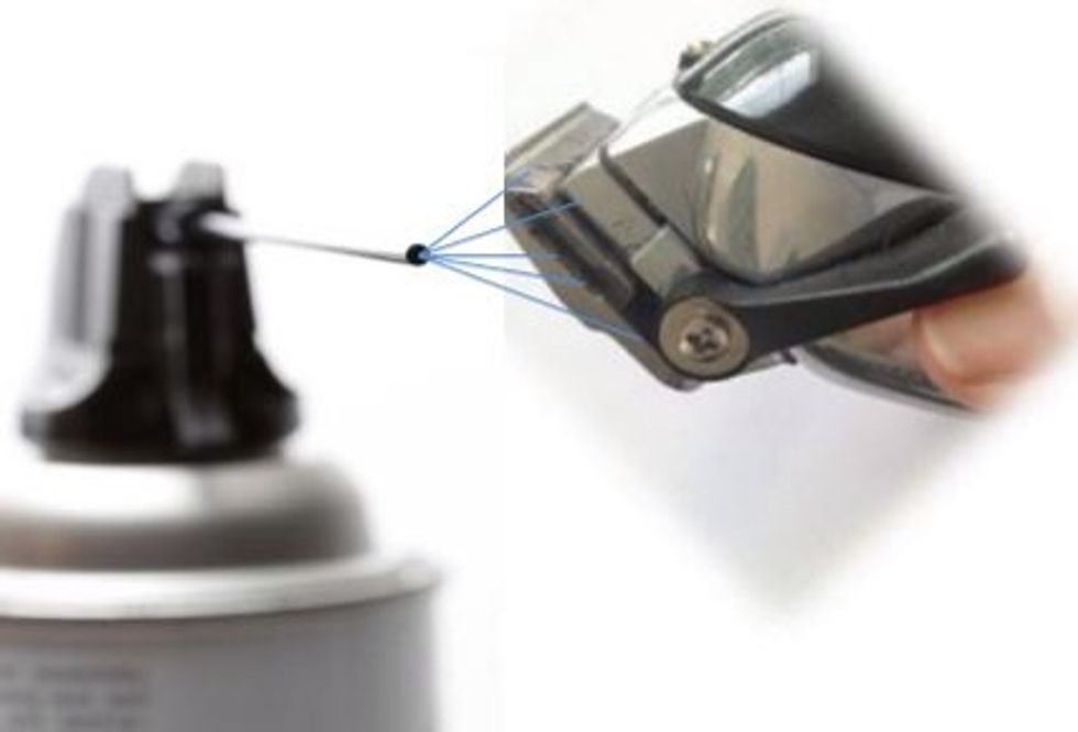 Spray or brush loose hair clippings from blade