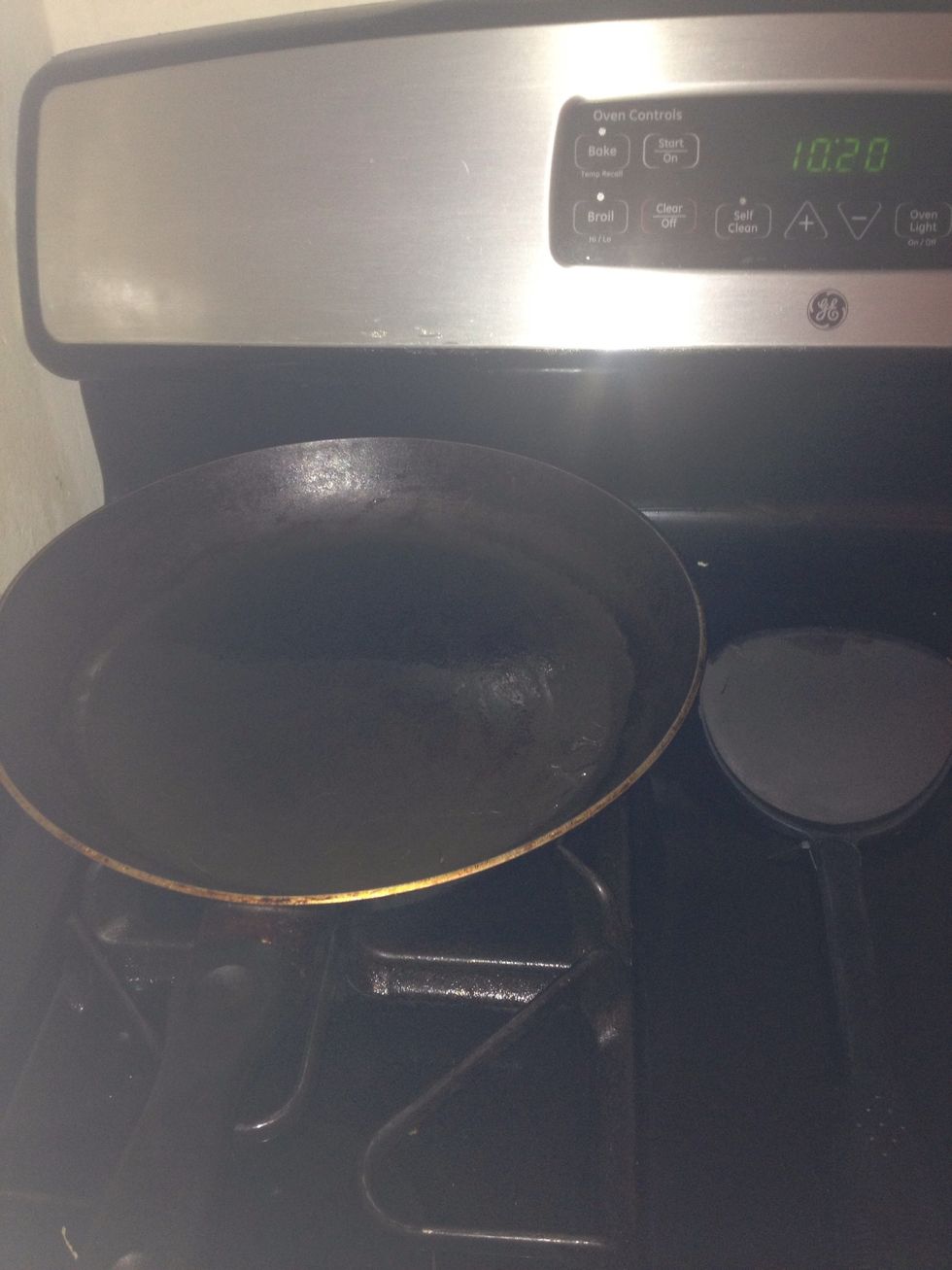 Spray pan with cooking spray
