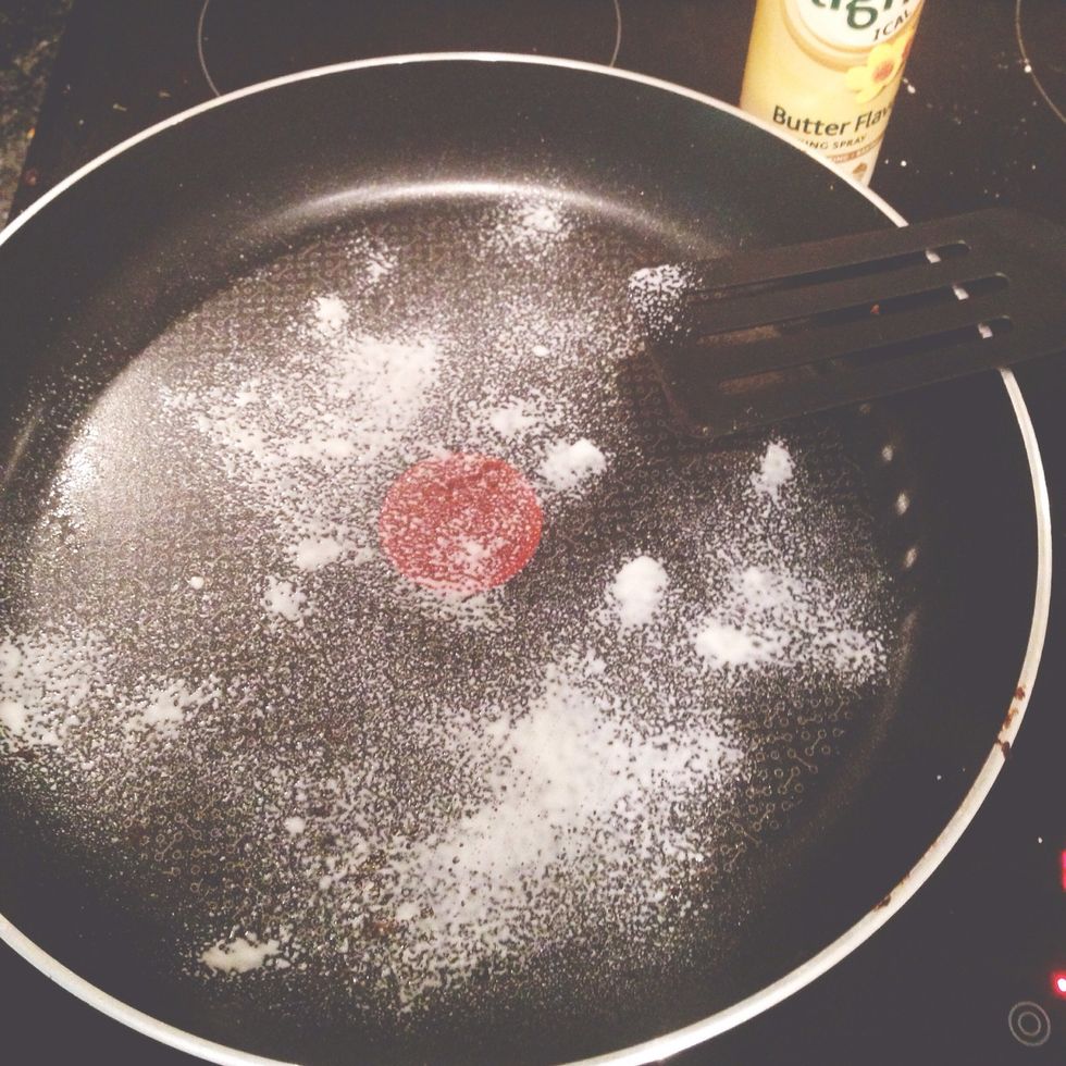 Spray pan with fry light