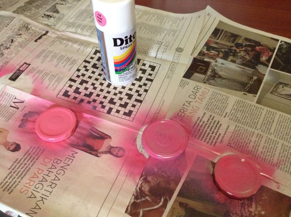 Spray the lids evenly. Wait for a few minutes before applying the next coat of paint.