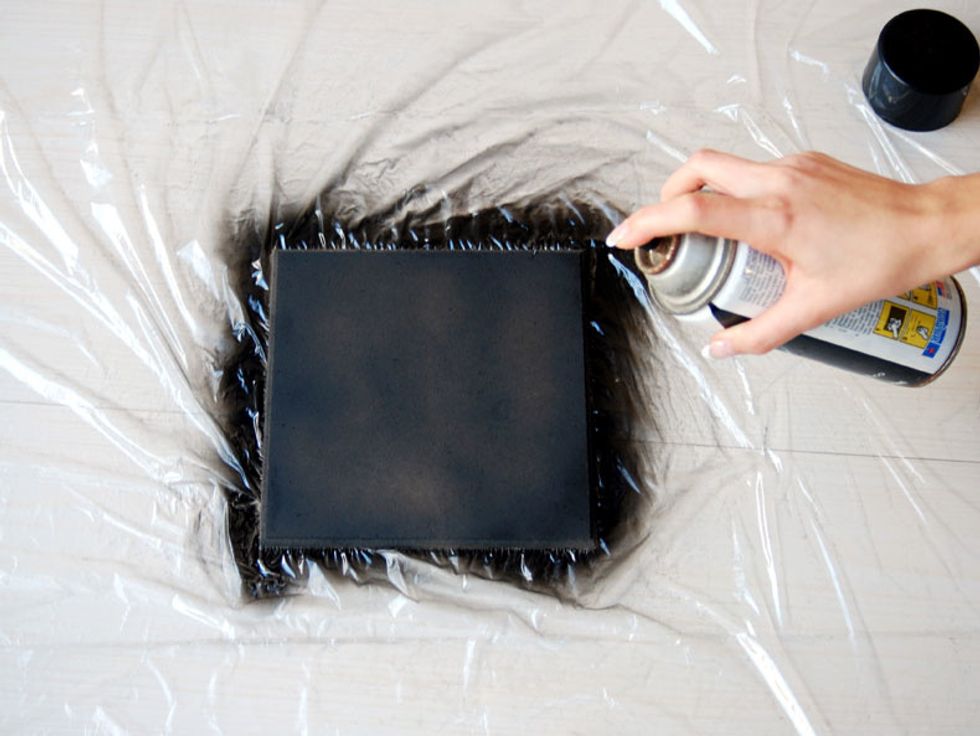 Spray the wooden board with spray paint, let it dry for about half an hour.