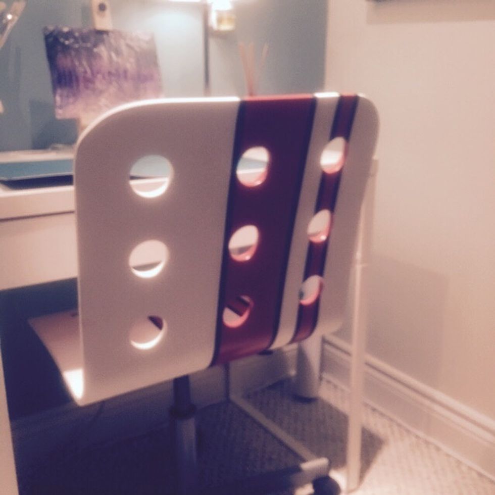 Spray with shellac varnish to seal.