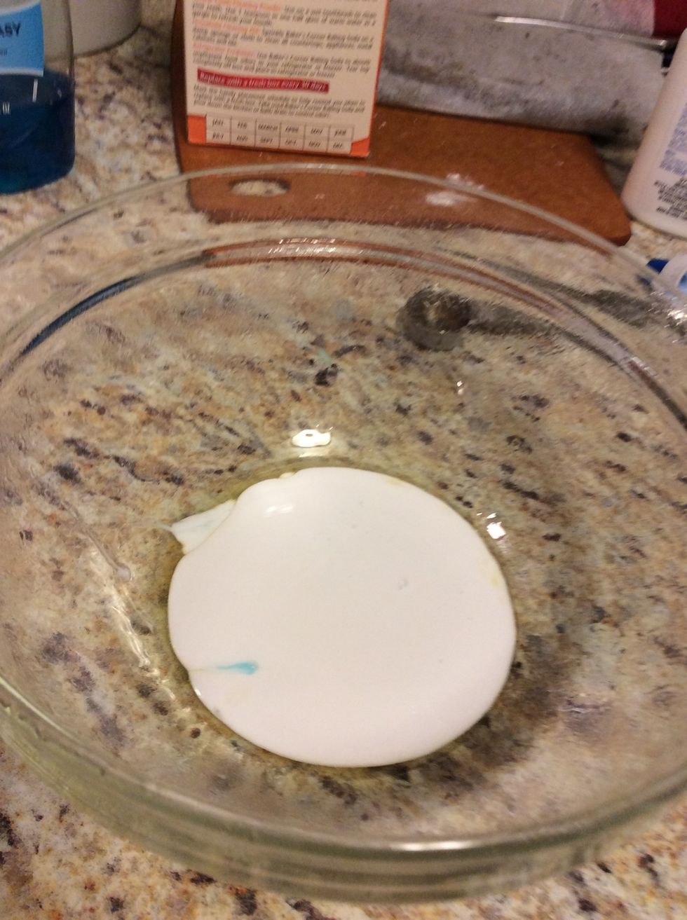 Spray your Spray your bowl and add 2 tablespoons of glue