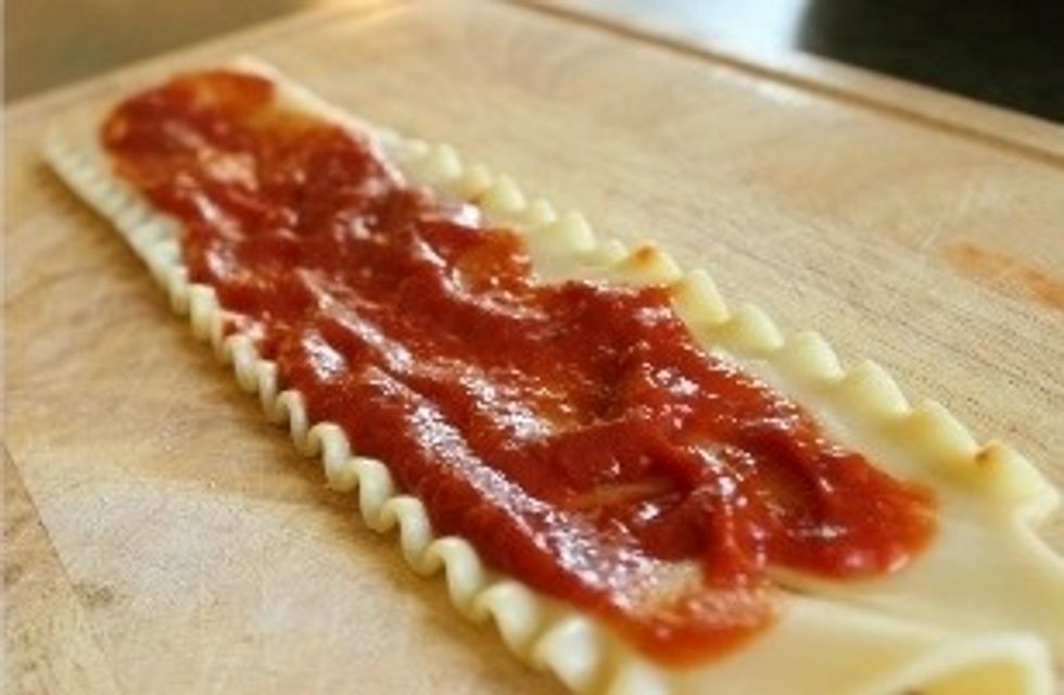 Spread 1\u00bd tbsp of sauce over one side of each cooked lasagna noodle.