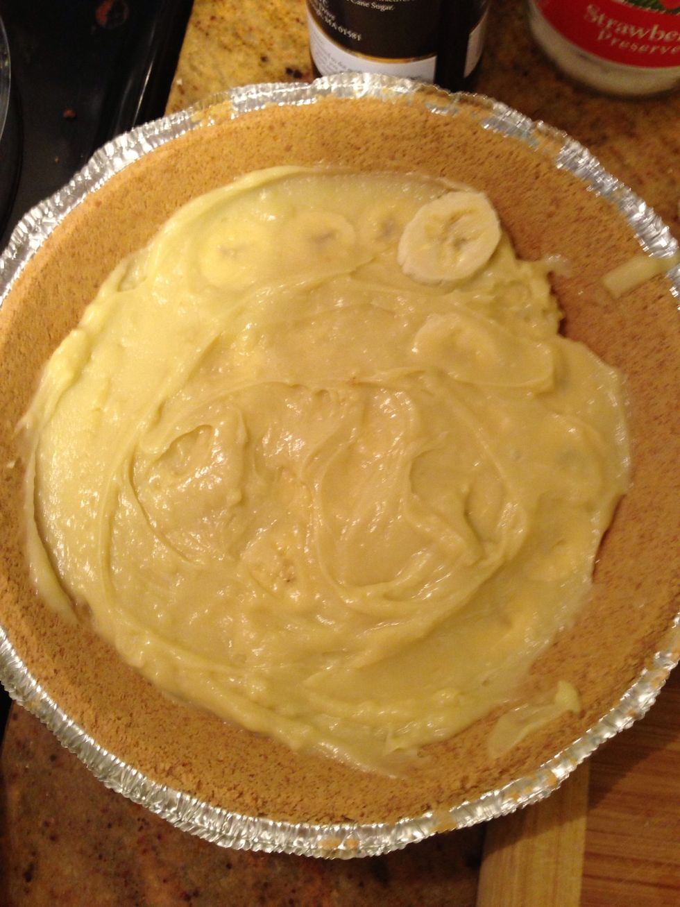 Spread a couple spoonfuls pastry cream.